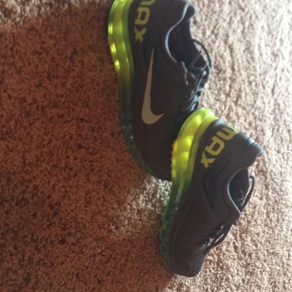Tennis shoes